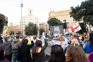 Ukrayna 'da 3 yıl süren savaşın onuruna Katalonya meydanlarında posterler ve bayraklarla Avrupa' da yapılan Ukrayna gösterileri. Barselona 'da Ukrayna mitingi 23.02.2025