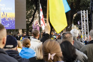 Ukrayna 'da 3 yıl süren savaşın onuruna Katalonya meydanlarında posterler ve bayraklarla Avrupa' da yapılan Ukrayna gösterileri. Barselona 'da Ukrayna mitingi 23.02.2025