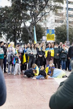 Ukrayna 'da 3 yıl süren savaşın onuruna Katalonya meydanlarında posterler ve bayraklarla Avrupa' da yapılan Ukrayna gösterileri. Barselona 'da Ukrayna mitingi 23.02.2025
