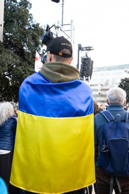 Ukrayna 'da 3 yıl süren savaşın onuruna Katalonya meydanlarında posterler ve bayraklarla Avrupa' da yapılan Ukrayna gösterileri. Barselona 'da Ukrayna mitingi 23.02.2025