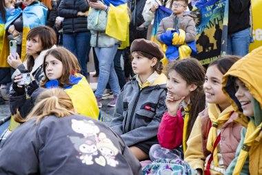 Ukrayna 'da 3 yıl süren savaşın onuruna Katalonya meydanlarında posterler ve bayraklarla Avrupa' da yapılan Ukrayna gösterileri. Barselona 'da Ukrayna mitingi 23.02.2025