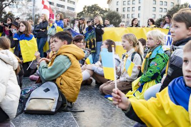 Ukrayna 'da 3 yıl süren savaşın onuruna Katalonya meydanlarında posterler ve bayraklarla Avrupa' da yapılan Ukrayna gösterileri. Barselona 'da Ukrayna mitingi 23.02.2025