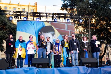 Ukrayna 'da 3 yıl süren savaşın onuruna Katalonya meydanlarında posterler ve bayraklarla Avrupa' da yapılan Ukrayna gösterileri. Barselona 'da Ukrayna mitingi 23.02.2025