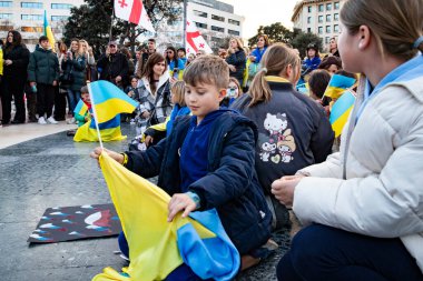 Ukrayna 'da 3 yıl süren savaşın onuruna Katalonya meydanlarında posterler ve bayraklarla Avrupa' da yapılan Ukrayna gösterileri. Barselona 'da Ukrayna mitingi 23.02.2025