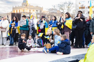 Ukrayna 'da 3 yıl süren savaşın onuruna Katalonya meydanlarında posterler ve bayraklarla Avrupa' da yapılan Ukrayna gösterileri. Barselona 'da Ukrayna mitingi 23.02.2025
