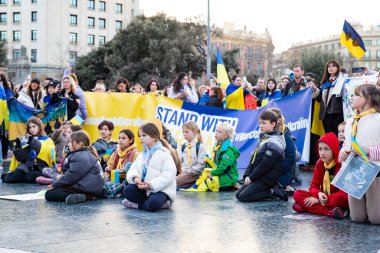 Ukrayna 'da 3 yıl süren savaşın onuruna Katalonya meydanlarında posterler ve bayraklarla Avrupa' da yapılan Ukrayna gösterileri. Barselona 'da Ukrayna mitingi 23.02.2025