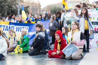 Ukrayna 'da 3 yıl süren savaşın onuruna Katalonya meydanlarında posterler ve bayraklarla Avrupa' da yapılan Ukrayna gösterileri. Barselona 'da Ukrayna mitingi 23.02.2025
