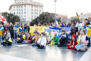 Ukrayna 'da 3 yıl süren savaşın onuruna Katalonya meydanlarında posterler ve bayraklarla Avrupa' da yapılan Ukrayna gösterileri. Barselona 'da Ukrayna mitingi 23.02.2025