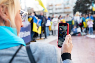 Ukrayna 'da 3 yıl süren savaşın onuruna Katalonya meydanlarında posterler ve bayraklarla Avrupa' da yapılan Ukrayna gösterileri. Barselona 'da Ukrayna mitingi 23.02.2025