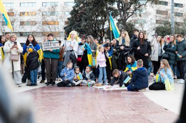 Ukrayna 'da 3 yıl süren savaşın onuruna Katalonya meydanlarında posterler ve bayraklarla Avrupa' da yapılan Ukrayna gösterileri. Barselona 'da Ukrayna mitingi 23.02.2025
