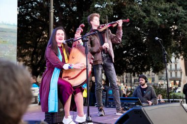 Ukrayna 'da 3 yıl süren savaşın onuruna Katalonya meydanlarında posterler ve bayraklarla Avrupa' da yapılan Ukrayna gösterileri. Barselona 'da Ukrayna mitingi 23.02.2025