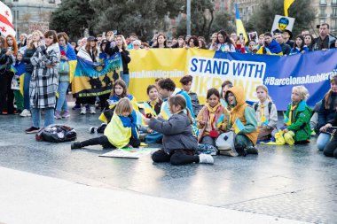 Ukrayna 'da 3 yıl süren savaşın onuruna Katalonya meydanlarında posterler ve bayraklarla Avrupa' da yapılan Ukrayna gösterileri. Barselona 'da Ukrayna mitingi 23.02.2025