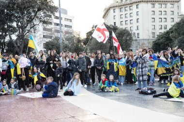 Ukrayna 'da 3 yıl süren savaşın onuruna Katalonya meydanlarında posterler ve bayraklarla Avrupa' da yapılan Ukrayna gösterileri. Barselona 'da Ukrayna mitingi 23.02.2025