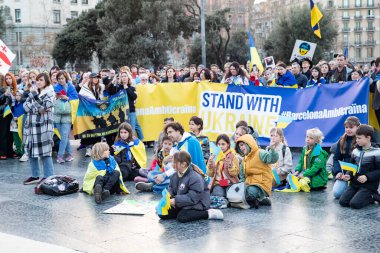 Ukrayna 'da 3 yıl süren savaşın onuruna Katalonya meydanlarında posterler ve bayraklarla Avrupa' da yapılan Ukrayna gösterileri. Barselona 'da Ukrayna mitingi 23.02.2025