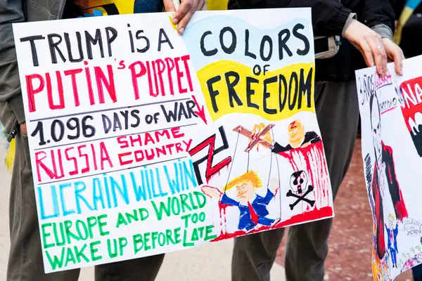 Ukrayna 'da 3 yıl süren savaşın onuruna Katalonya meydanlarında posterler ve bayraklarla Avrupa' da yapılan Ukrayna gösterileri. Barselona 'da Ukrayna mitingi 23.02.2025