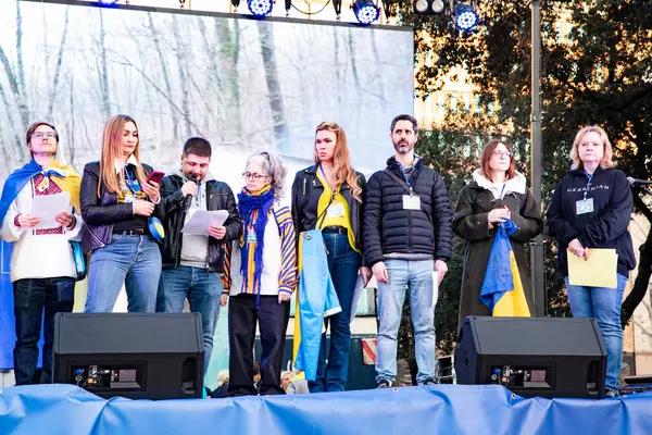 Ukrayna 'da 3 yıl süren savaşın onuruna Katalonya meydanlarında posterler ve bayraklarla Avrupa' da yapılan Ukrayna gösterileri. Barselona 'da Ukrayna mitingi 23.02.2025