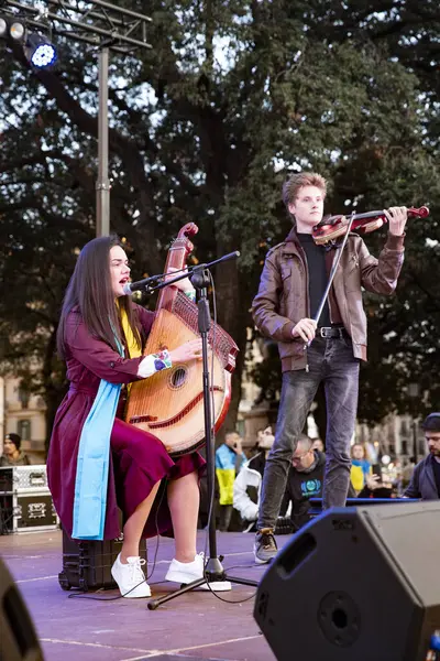 Ukrayna 'da 3 yıl süren savaşın onuruna Katalonya meydanlarında posterler ve bayraklarla Avrupa' da yapılan Ukrayna gösterileri. Barselona 'da Ukrayna mitingi 23.02.2025