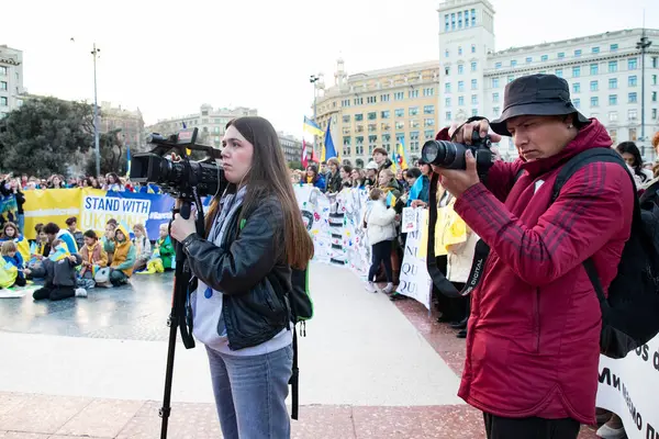 Ukrayna 'da 3 yıl süren savaşın onuruna Katalonya meydanlarında posterler ve bayraklarla Avrupa' da yapılan Ukrayna gösterileri. Barselona 'da Ukrayna mitingi 23.02.2025