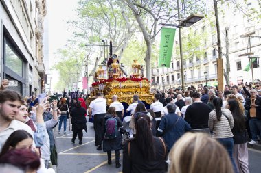 Semana Santa, İspanya 'da İsa heykeli ve kutsal haftanın mumları ile birlikte süzülür, Barselona 04.18.2025