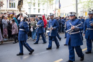 İspanya 'da Semena Noel Baba' nın davulları ve mumları ile Katolik kutsal hafta geçidi, Barselona 04.18.2025
