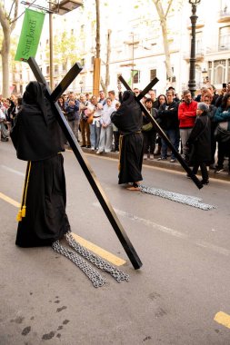 Ayaklarında zincirlerle çıplak ayaklı şehitler İspanya 'da Semena Noel Baba' nın haçlarını taşıyorlar, Barselona 04.18.2025