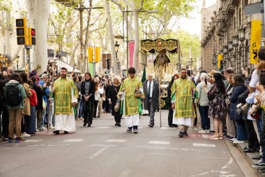 İspanya 'daki Semena Santa' nın İspanya 'daki Paskalya kutlamalarında yürüyen Bakire Meryem ve Hristiyanlarla dolu platform, Barcelona 04.18.2025