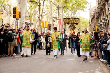 İspanya 'da dini şamandıralar taşıyan rahipler, semana Santa Kardeşliği, Barselona 04.18.2025