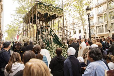 İspanya 'daki Semena Santa' nın İspanya 'daki Paskalya kutlamalarında yürüyen Bakire Meryem ve Hristiyanlarla dolu platform, Barcelona 04.18.2025