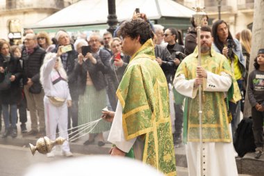 İspanya 'da dini şamandıralar taşıyan rahipler, semana Santa Kardeşliği, Barselona 04.18.2025