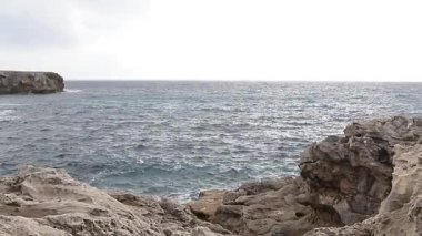 Ufuk manzaralı deniz ve kayalıklar, İspanya 