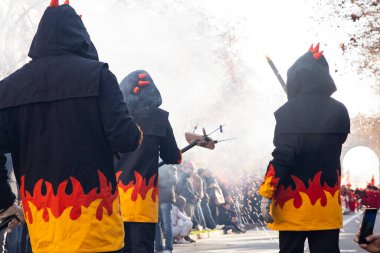 Elinde meşale olan ejderha kostümlü insanlar. Çinliler Çin 'in yeni yılını İspanya' da kutluyor, Barselona 25.01.2025