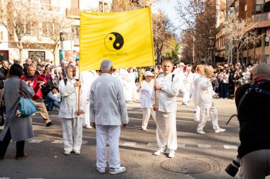 Kültürleriyle Avrupa 'yı tanıtan geleneksel kostümlü Çinliler geçidi. İnsanlar İspanya 'da Çin Yeni Yılı' nı kutluyor, Barselona 25.01.2025