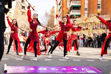 Kültürleriyle Avrupa 'yı tanıtan geleneksel kostümlü Çinliler geçidi. İnsanlar İspanya 'da Çin Yeni Yılı' nı kutluyor, Barselona 25.01.2025