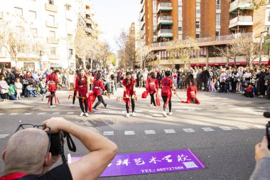Kültürleriyle Avrupa 'yı tanıtan geleneksel kostümlü Çinliler geçidi. İnsanlar İspanya 'da Çin Yeni Yılı' nı kutluyor, Barselona 25.01.2025