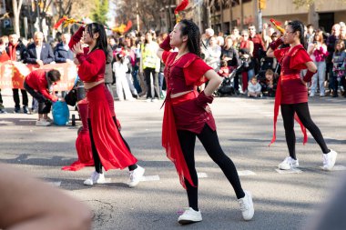 Kültürleriyle Avrupa 'yı tanıtan geleneksel kostümlü Çinliler geçidi. İnsanlar İspanya 'da Çin Yeni Yılı' nı kutluyor, Barselona 25.01.2025