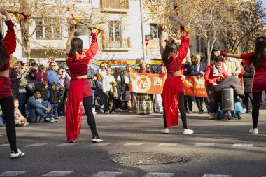 Kültürleriyle Avrupa 'yı tanıtan geleneksel kostümlü Çinliler geçidi. İnsanlar İspanya 'da Çin Yeni Yılı' nı kutluyor, Barselona 25.01.2025