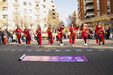 Kültürleriyle Avrupa 'yı tanıtan geleneksel kostümlü Çinliler geçidi. İnsanlar İspanya 'da Çin Yeni Yılı' nı kutluyor, Barselona 25.01.2025
