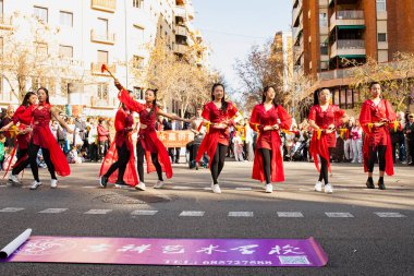 Kültürleriyle Avrupa 'yı tanıtan geleneksel kostümlü Çinliler geçidi. İnsanlar İspanya 'da Çin Yeni Yılı' nı kutluyor, Barselona 25.01.2025