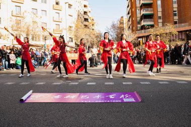 Kültürleriyle Avrupa 'yı tanıtan geleneksel kostümlü Çinliler geçidi. İnsanlar İspanya 'da Çin Yeni Yılı' nı kutluyor, Barselona 25.01.2025