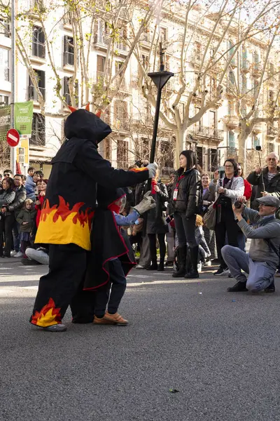 Elinde meşale olan ejderha kostümlü insanlar. Çinliler Çin 'in yeni yılını İspanya' da kutluyor, Barselona 25.01.2025