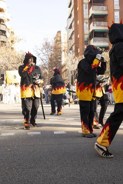 Elinde meşale olan ejderha kostümlü insanlar. Çinliler Çin 'in yeni yılını İspanya' da kutluyor, Barselona 25.01.2025