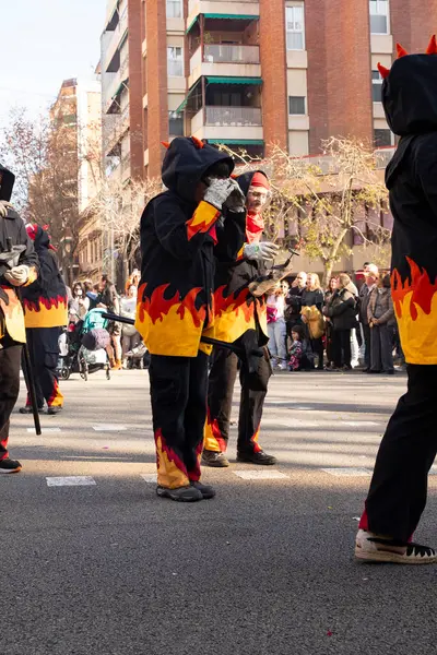 Elinde meşale olan ejderha kostümlü insanlar. Çinliler Çin 'in yeni yılını İspanya' da kutluyor, Barselona 25.01.2025
