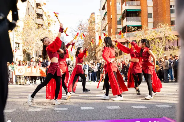 Kültürleriyle Avrupa 'yı tanıtan geleneksel kostümlü Çinliler geçidi. İnsanlar İspanya 'da Çin Yeni Yılı' nı kutluyor, Barselona 25.01.2025