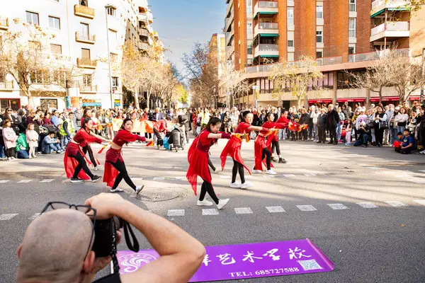 Kültürleriyle Avrupa 'yı tanıtan geleneksel kostümlü Çinliler geçidi. İnsanlar İspanya 'da Çin Yeni Yılı' nı kutluyor, Barselona 25.01.2025