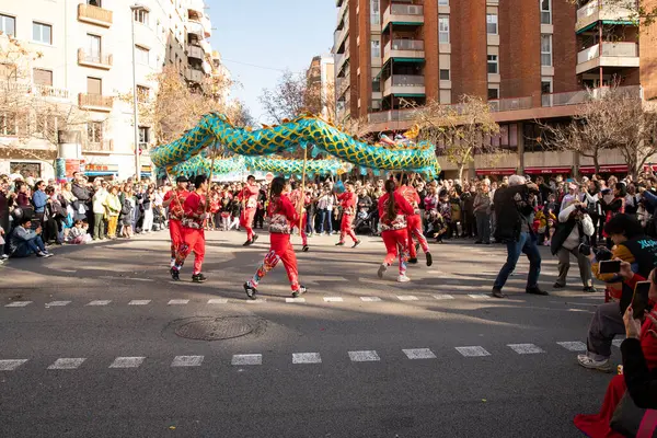 Kültürleriyle Avrupa 'yı tanıtan geleneksel kostümlü Çinliler geçidi. İnsanlar İspanya 'da Çin Yeni Yılı' nı kutluyor, Barselona 25.01.2025