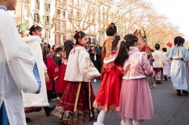 Kültürleriyle Avrupa 'yı tanıtan geleneksel kostümlü Çinliler geçidi. İnsanlar İspanya 'da Çin Yeni Yılı' nı kutluyor, Barselona 25.01.2025