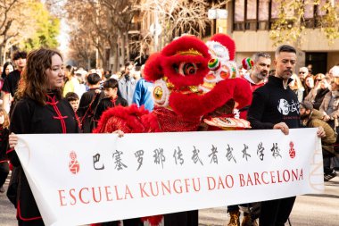 Kültürleriyle Avrupa 'yı tanıtan geleneksel kostümlü Çinliler geçidi. İnsanlar İspanya 'da Çin Yeni Yılı' nı kutluyor, Barselona 25.01.2025
