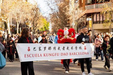 Kültürleriyle Avrupa 'yı tanıtan geleneksel kostümlü Çinliler geçidi. İnsanlar İspanya 'da Çin Yeni Yılı' nı kutluyor, Barselona 25.01.2025