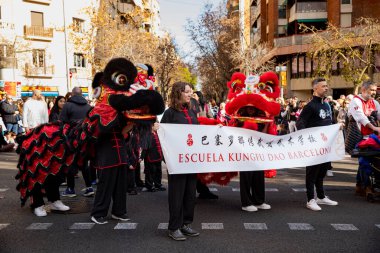 Kültürleriyle Avrupa 'yı tanıtan geleneksel kostümlü Çinliler geçidi. İnsanlar İspanya 'da Çin Yeni Yılı' nı kutluyor, Barselona 25.01.2025