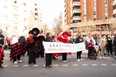Kültürleriyle Avrupa 'yı tanıtan geleneksel kostümlü Çinliler geçidi. İnsanlar İspanya 'da Çin Yeni Yılı' nı kutluyor, Barselona 25.01.2025